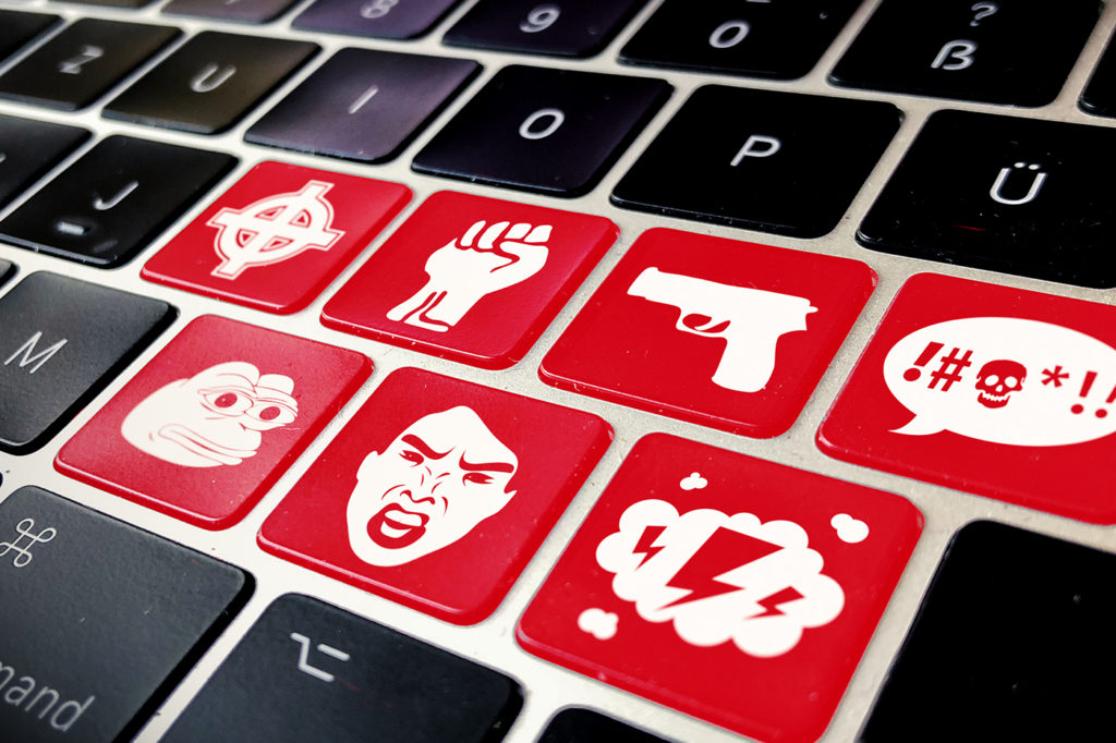 Zu sehen ist eine Tastatur mit roten und schwarzen Tasten. auf den roten Tasten sind verschiedene Symbole abgebildet; eine Waffe, eine gestreckte Faust, ein wütendes Gesicht und eine Sprechblase mit Zwichen.