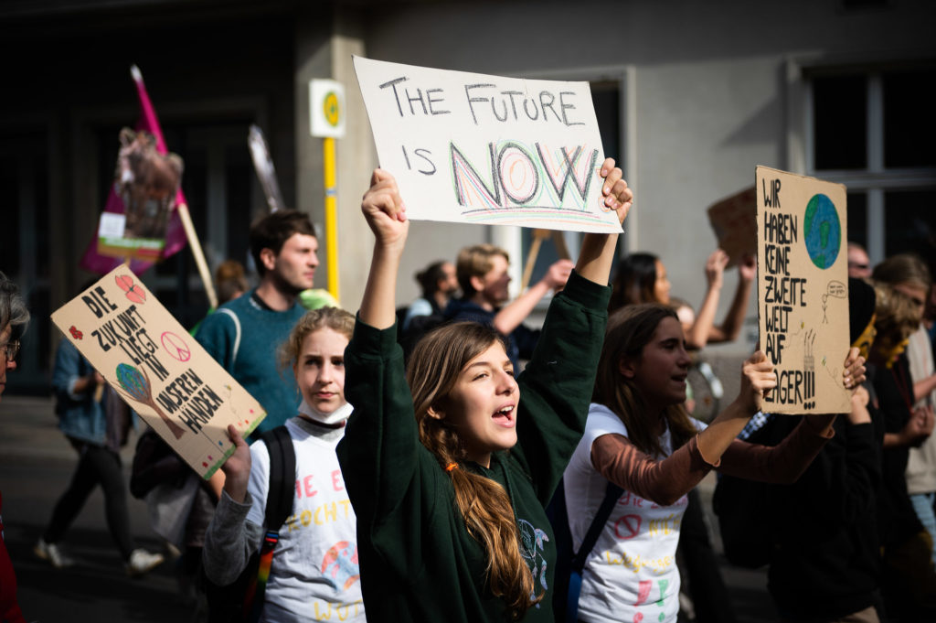 Beim Klimastreik in Berlin fordern junge Schülerinnen und Schüler sofortige Maßnahmen gegen die Klimakrise