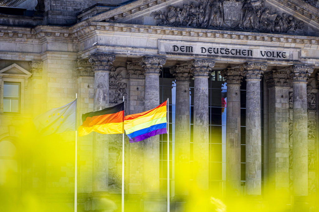 Regenbogenflagge auf dem Reichtagsgebaeude in Berlin