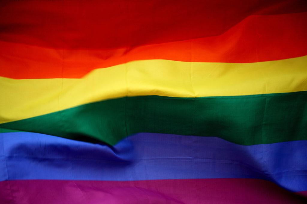 Die Farben der Regenbogenflagge: Violett schließt die Flagge ab.
