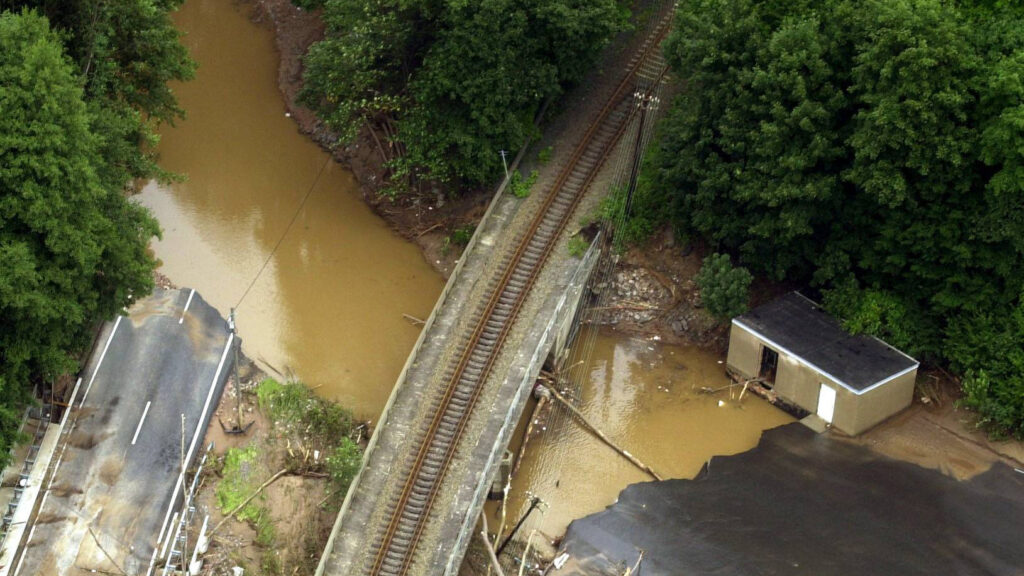 Schäden in Milliardenhöhe: Die Verbindungsstraße im Müglitztal konnte der Flut nicht standhalten.