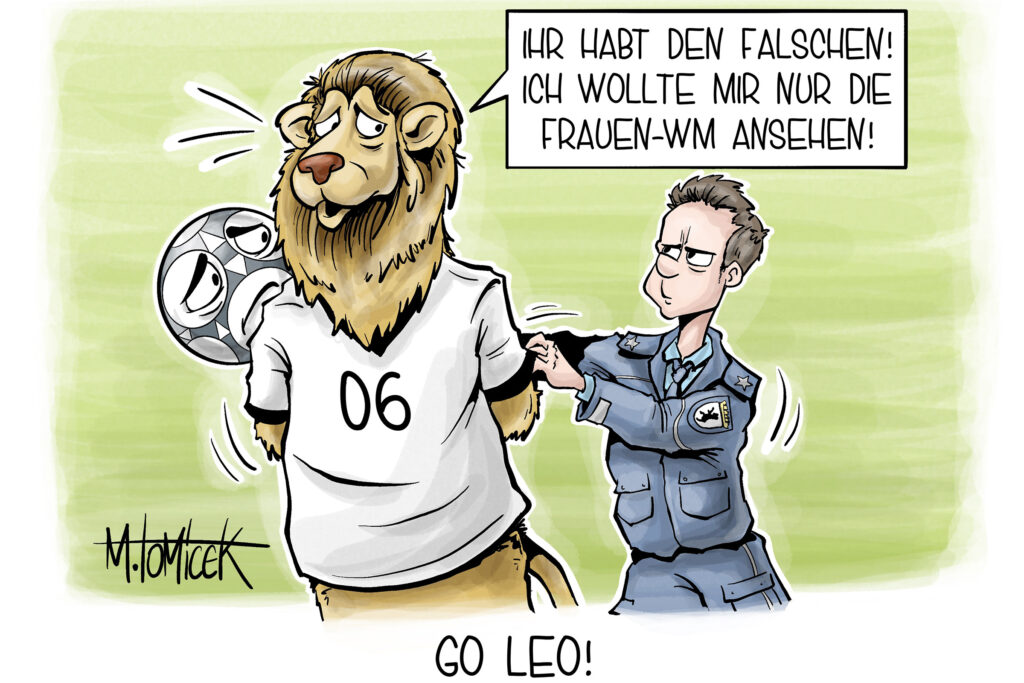 Achtung, Löwin entlaufen. Die Karikatur zeigt eine Löwin in einem Fußball-Trikot