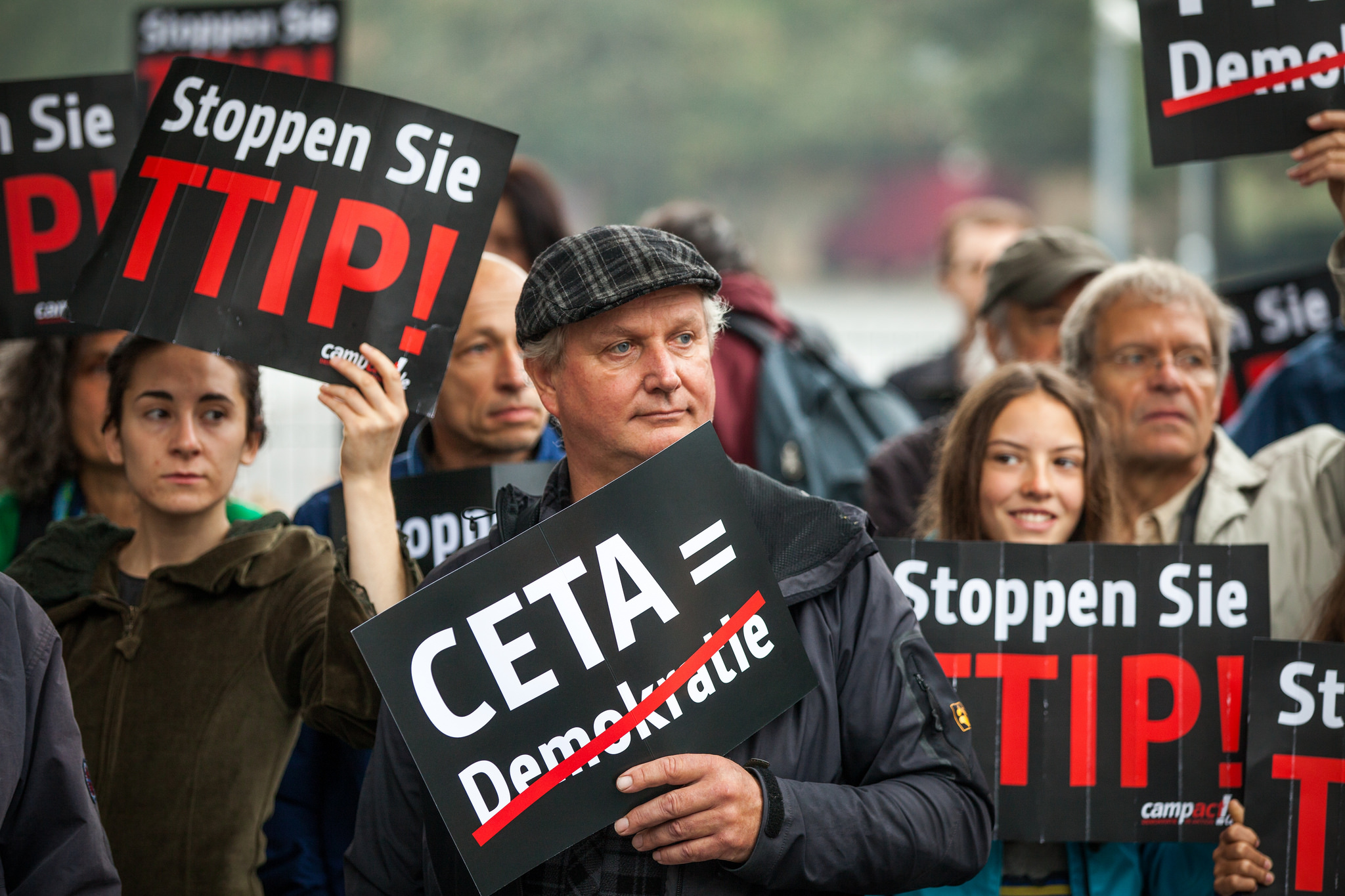 CETA und TTIP-Proteste vor dem Willy-Brandt-Haus in Berlin