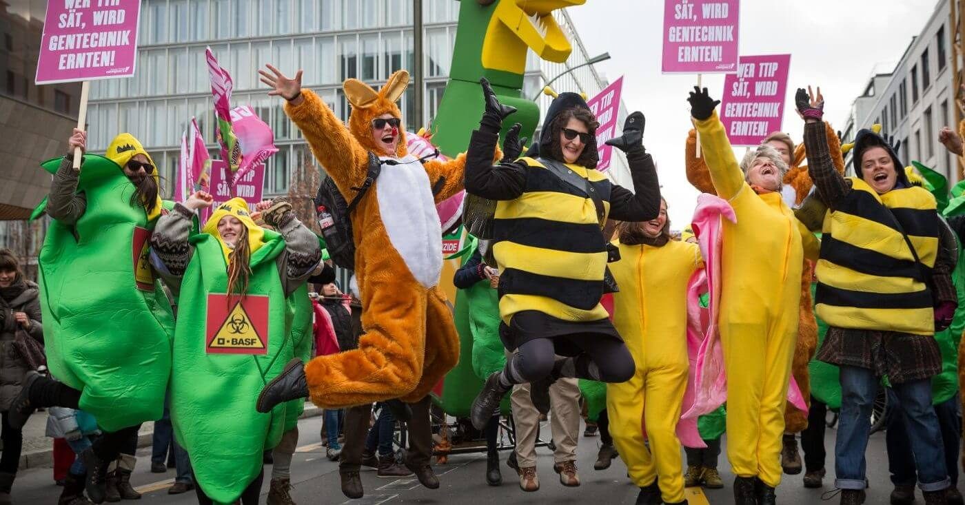 Als Bienen, Mais, Hasen und Schmetterlinge verkleidete Demonstranten protestieren gegen CETA und TTIP