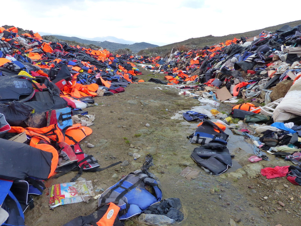 Berge von Rettungswesten auf der griechischen Insel Lesbos. Foto: Jeannette Hagen