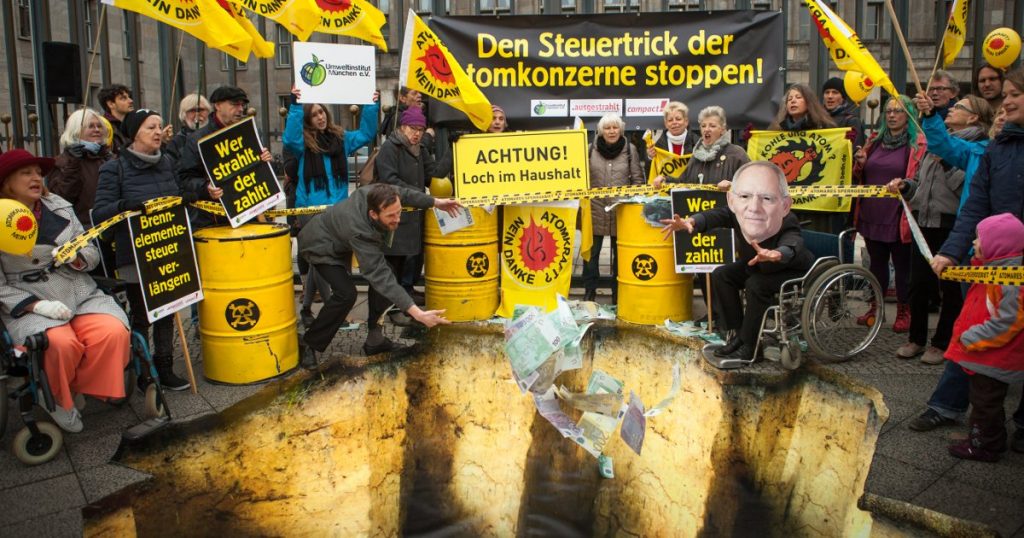 Den Steuertrick der Atomkonzerne stoppen - Aktion in Berlin