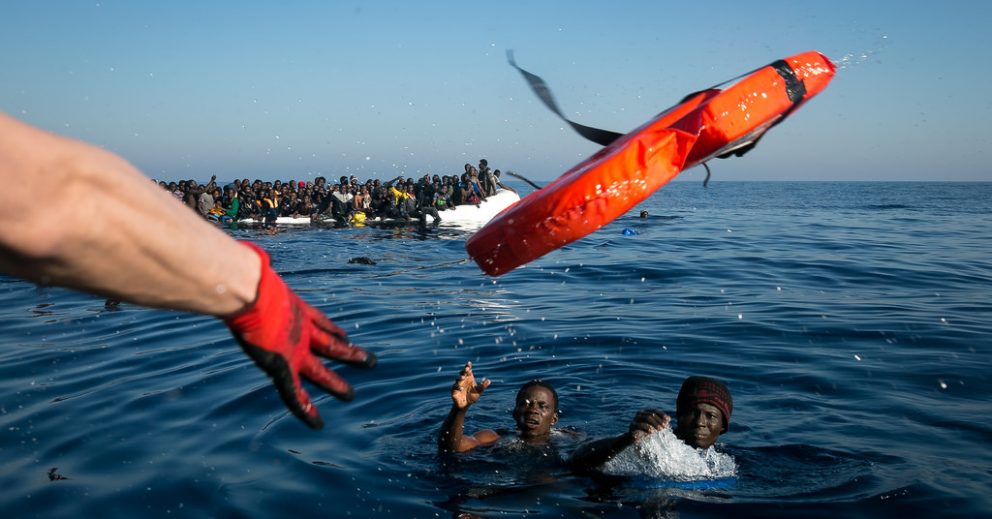 Freiwillige Seenotretter bergen Geflüchtete aus dem Mittelmeer