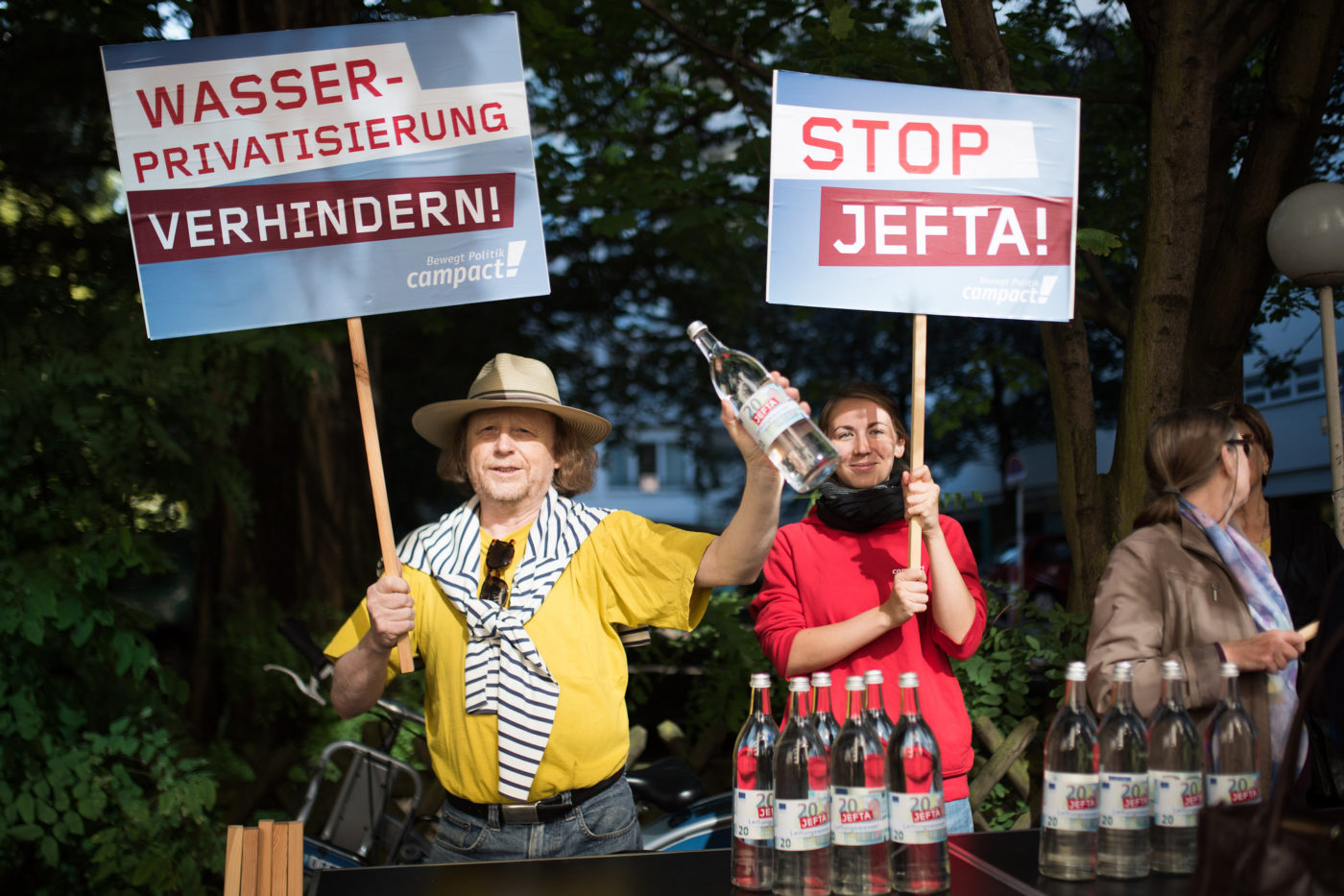 Menschen demonstrieren gegen Jefta und Wasserprivatisierung