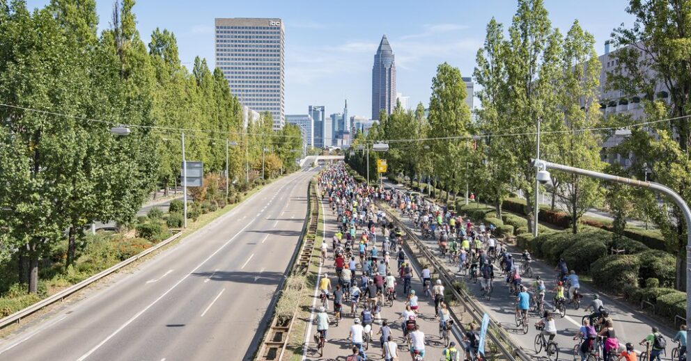 Tausende Radfahrer auf der Autobahn nach Frankfurt