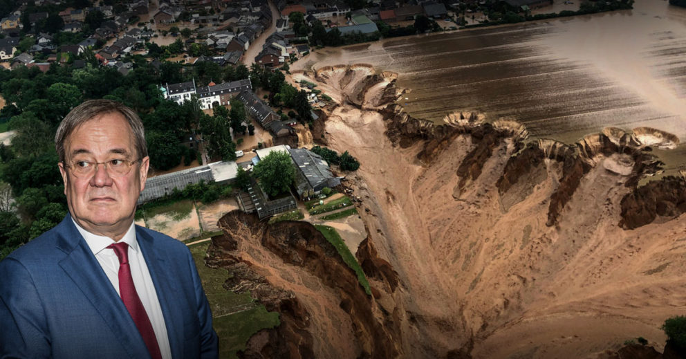 Foto von Folgen der Flutkatastrophe aus der Luft, ein großer Graben neben instabilen Häusern. Im Bildvordergrund ist ein Foto von Armin Laschet eingefügt.