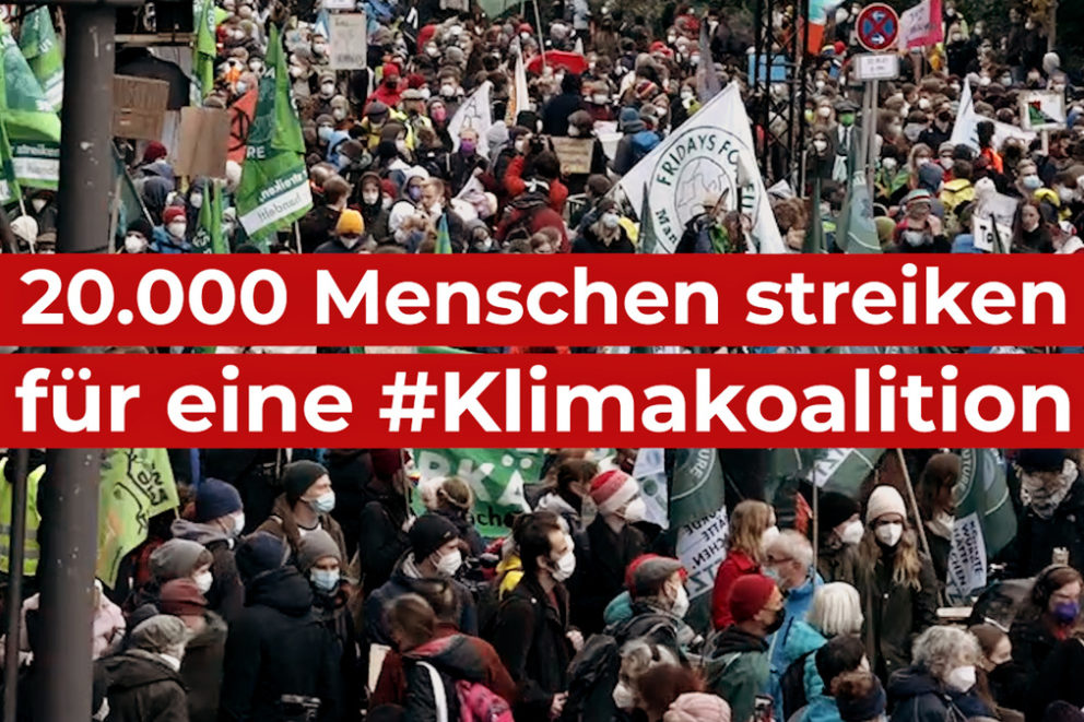Foto von tausenden demonstrierenden Menschen mit Fahnen und Pappschildern bei dem Klimastreik am 22. Oktober 2021 in Berlin unter der Überschrift: "20.000 Menschen streiken für eine #Klimakoalition"