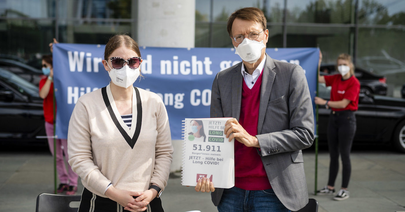 Petentinnen der WeAct-Petition übergeben ihre Petition an Karl Lauterbach