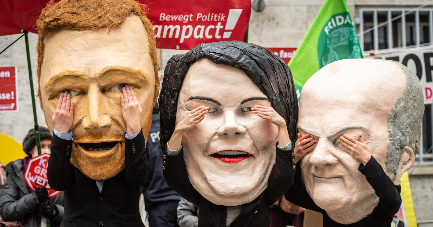 Die Spitzen der Ampel-Regierung (von links) Christian Lindner (FDP), Annalena Baerbock (Die Grünen) und Olaf Scholz (SPD) als große Pappmaché-Masken bei einer aktion in Berlin.