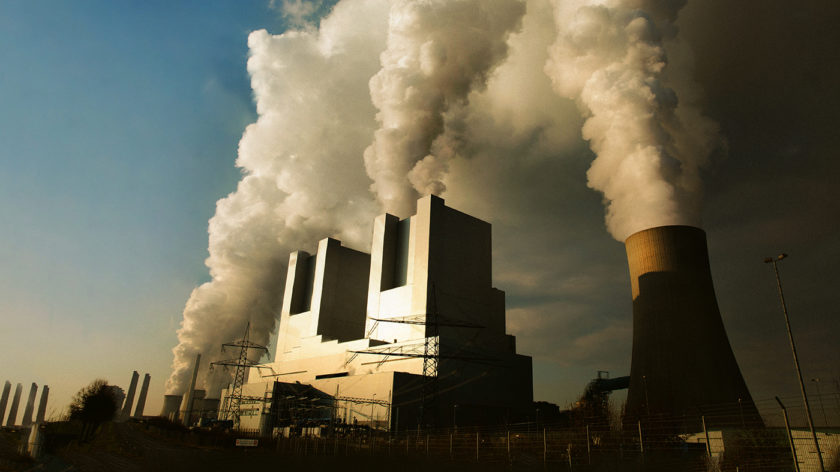Das Foto zeigt ein Braunkohle-Kraftwerk mit vielen Türmen.