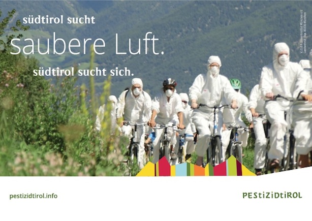 Kampagnenplakat für das Karl Bär verklagt wurde. Menschen fahren Fahrrad durch Südtirol. Aufschrift: Südtirol sucht saubere Luft. Südtirol sucht sich.