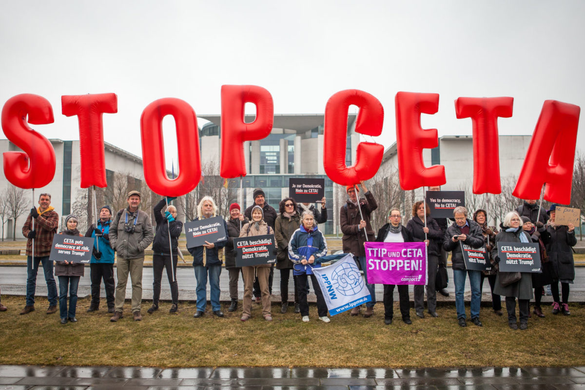 Campact-Aktive bei einer Demo-Aktion gegen CETA im Jahr 2017.