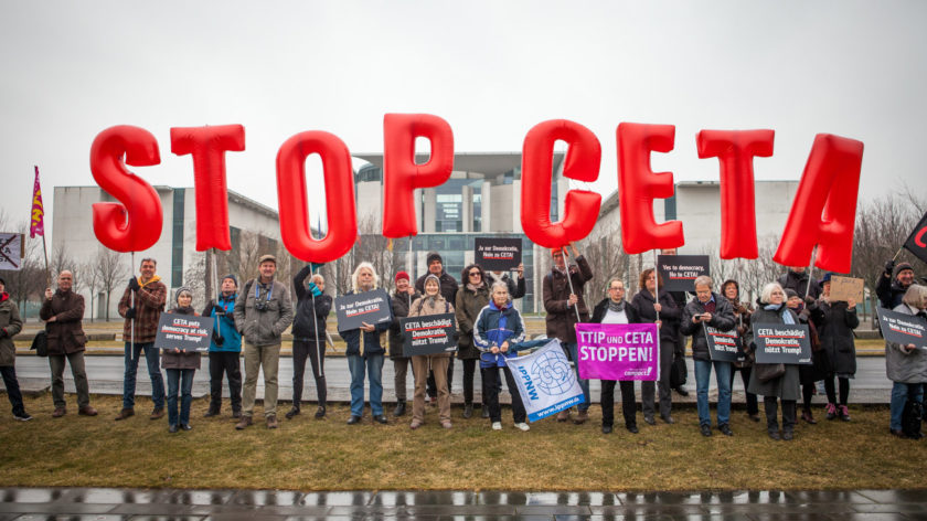 Campact-Aktive bei einer Demo-Aktion gegen CETA im Jahr 2017.
