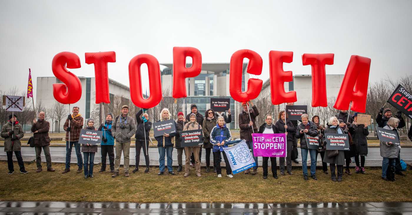Campact-Aktive bei einer Demo-Aktion gegen CETA im Jahr 2017.
