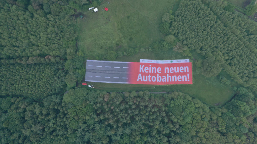 4.650 m² Stoff: Campact zeigt mit einem riesigen Banner, was die Autobahn A20 alles zerstören würde.