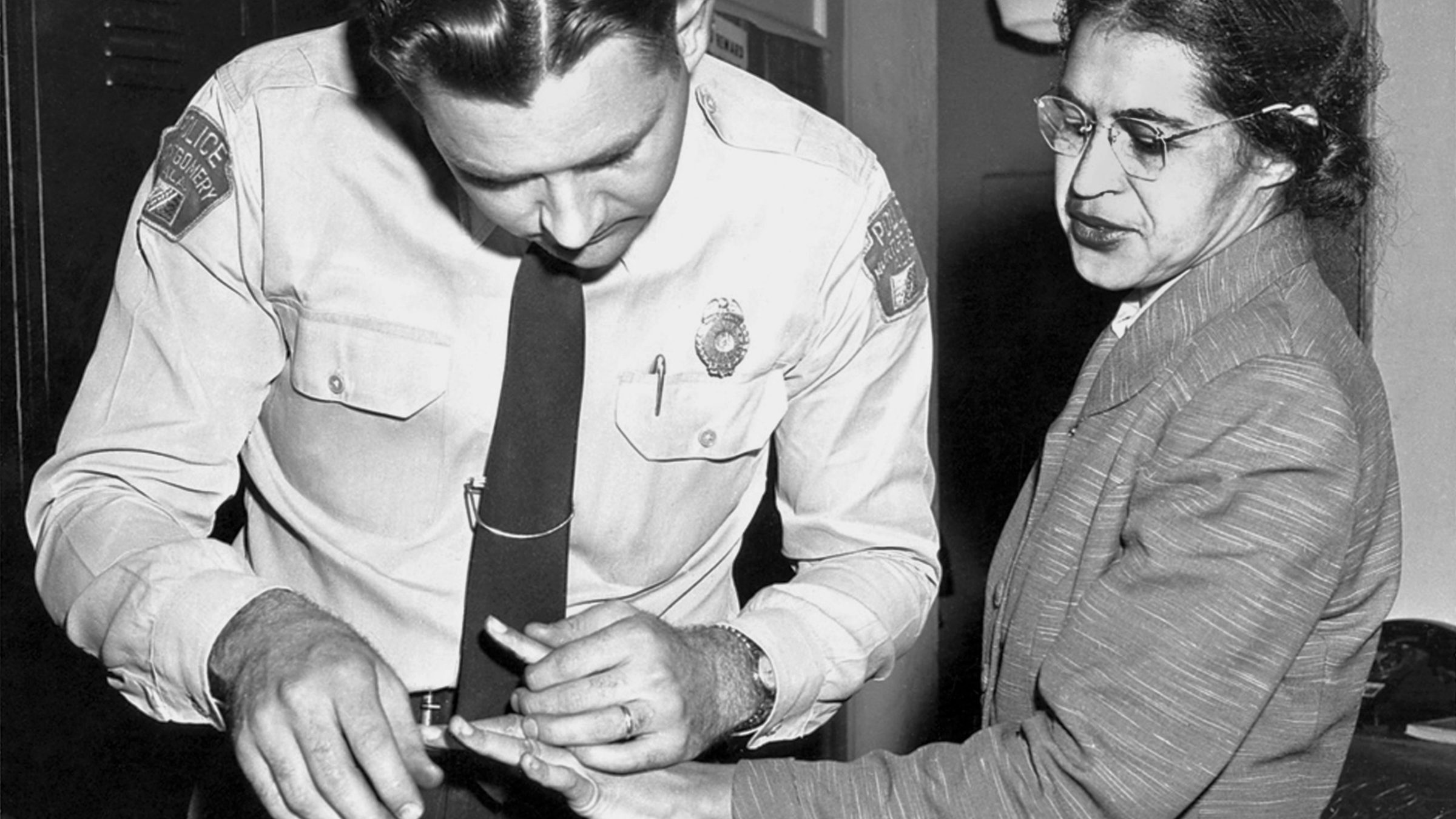 Die amerikanische Schwarze Bürgerrechtlerin Rosa Parks gibt in einer Polizeistation in Montgomery, Alabama, ihre Fingerabdrücke an den Polizisten D. H. Lackey.