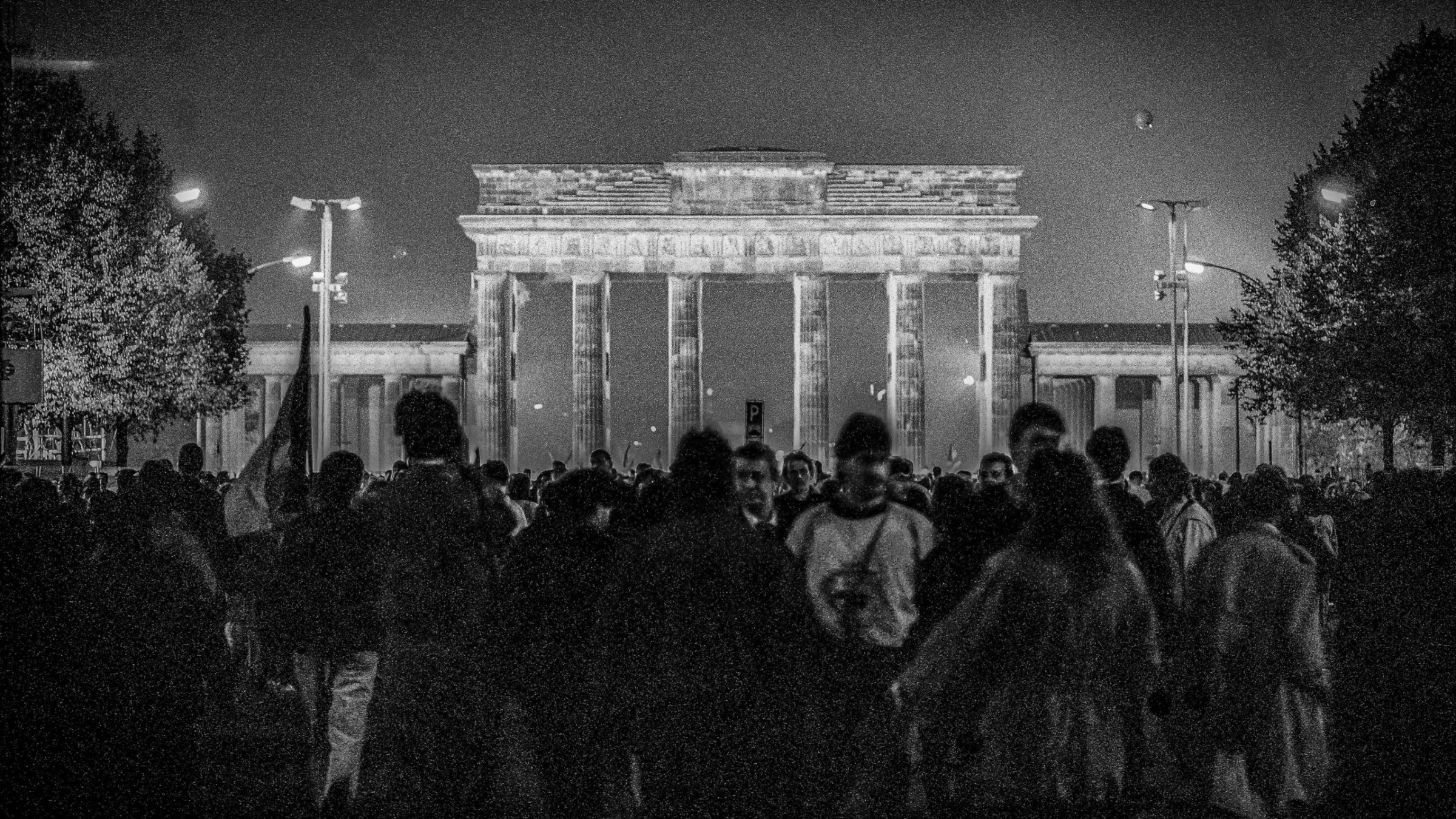 Das Brandenburger Tor nach dem Fall der Mauer – Menschen feiern die Wiedervereinigung Deutschlands