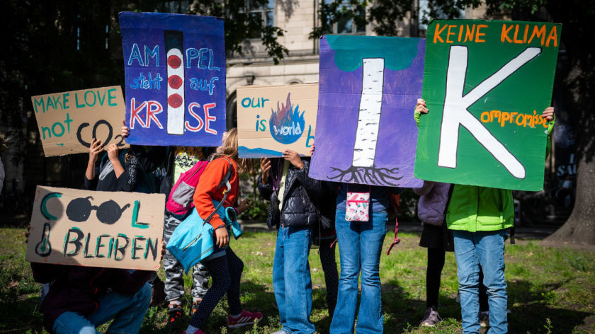 Kinder halten beim Klimastreik in Berlin am 23. September 2022 Schilder und Plakate mit verschiedenen Botschaften hoch. Auf einem steht zum Beispiel "Keine Klima-Kompromisse!"