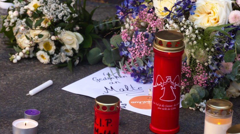 Kerzen und Karten sind in Münster aufgestellt, um an den auf dem CSD ermordeten trans Mann Malte zu erinnern. Homophopie und Antifeminismus toeten