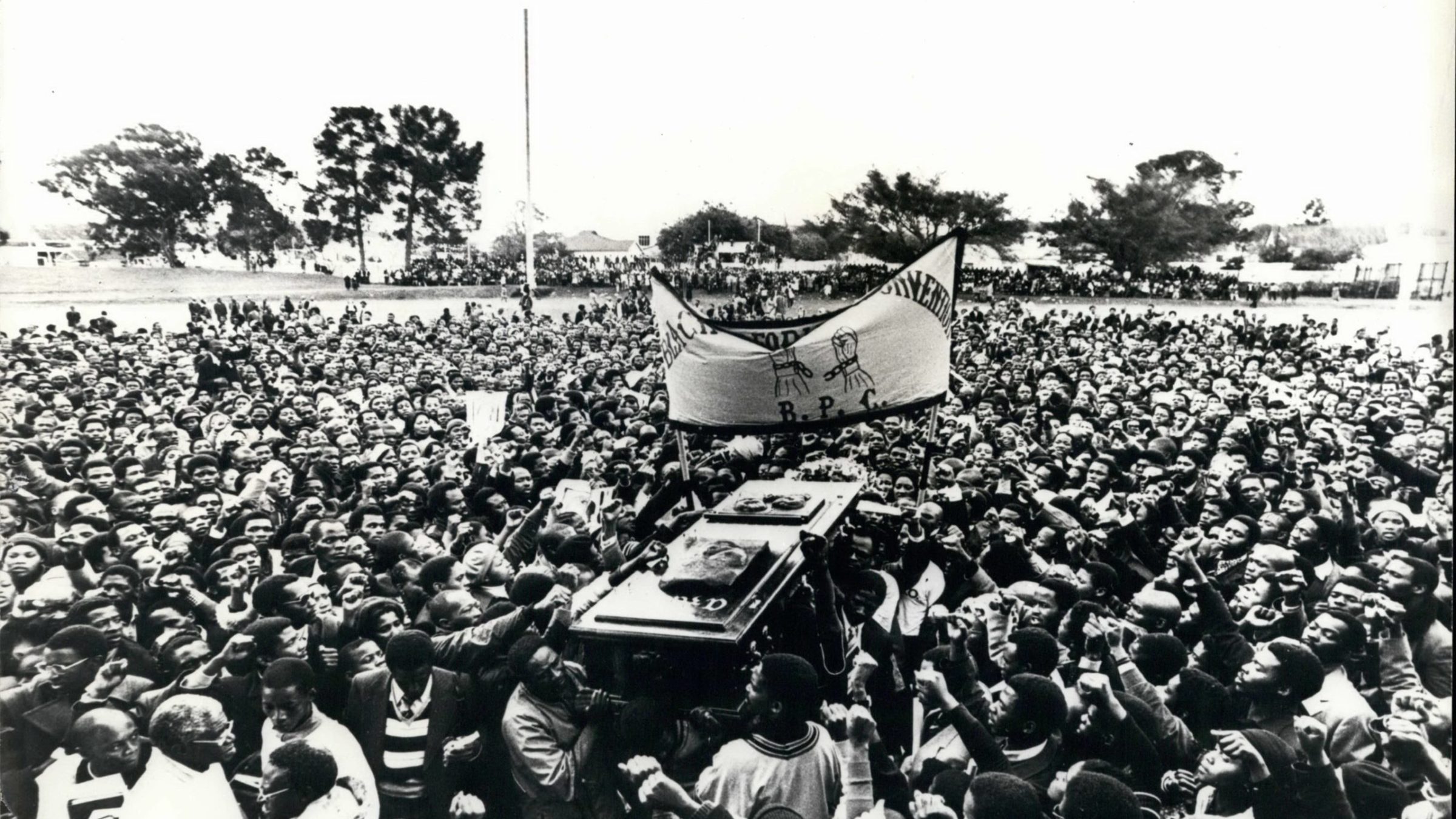 Im Juni 1977 wird der Schwarze Bürgerrechtler Steve Biko beerdigt.