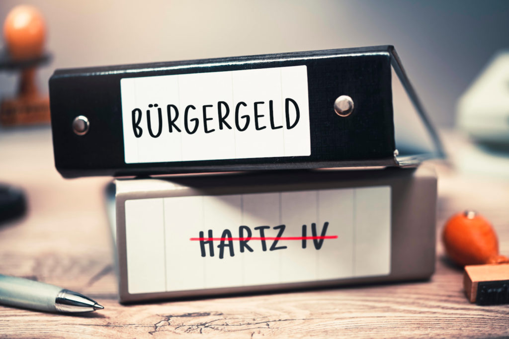 Zwei Ordner mit Aufschrift Bürgergeld und durchgestrichener Aufschrift Hartz IV.