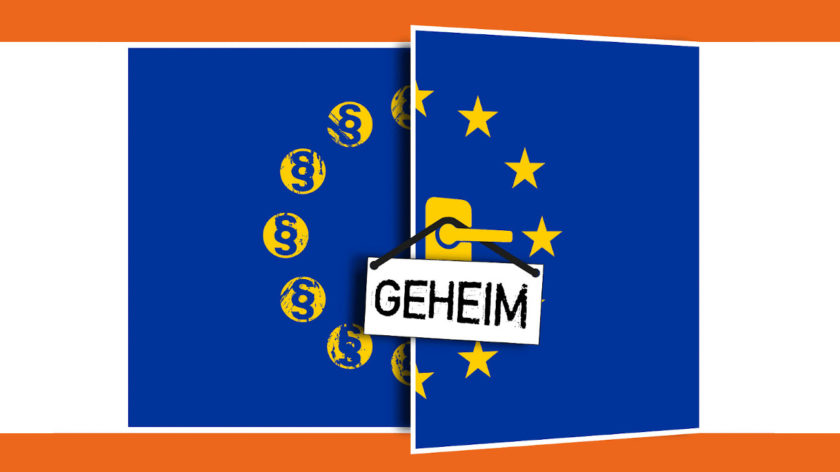 Das Bild zeigt eine EU-Flagge auf weißem Grund. Die eine Hälfte der Flagge sieht aus wie eine Tür, sie hat eine gelbe Klinke. An der Klinke hängt ein Schild mit der Aufschrift "Geheim".