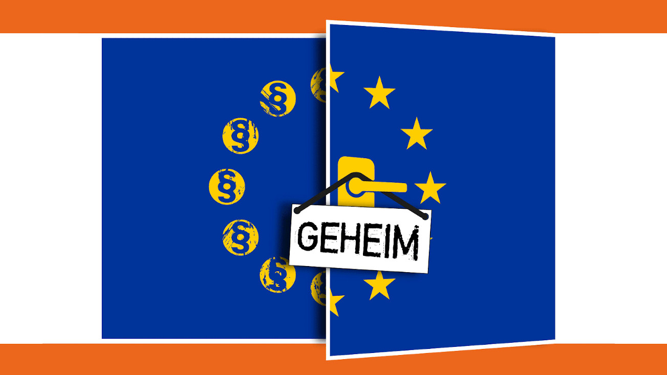Das Bild zeigt eine EU-Flagge auf weißem Grund. Die eine Hälfte der Flagge sieht aus wie eine Tür, sie hat eine gelbe Klinke. An der Klinke hängt ein Schild mit der Aufschrift "Geheim".