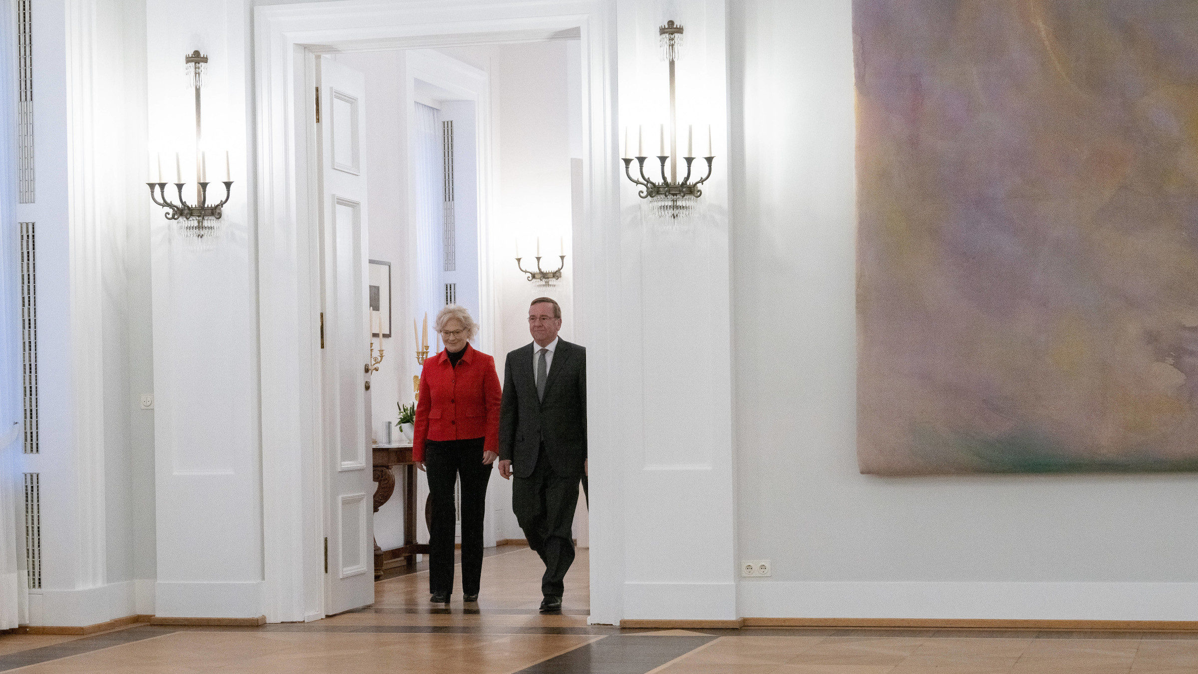 Bundespräsident Frank-Walter Steinmeier überreicht der Bundesministerin der Verteidigung, Christine Lambrecht, die Entlassungsurkunde und Boris Pistorius die Ernennungsurkunde