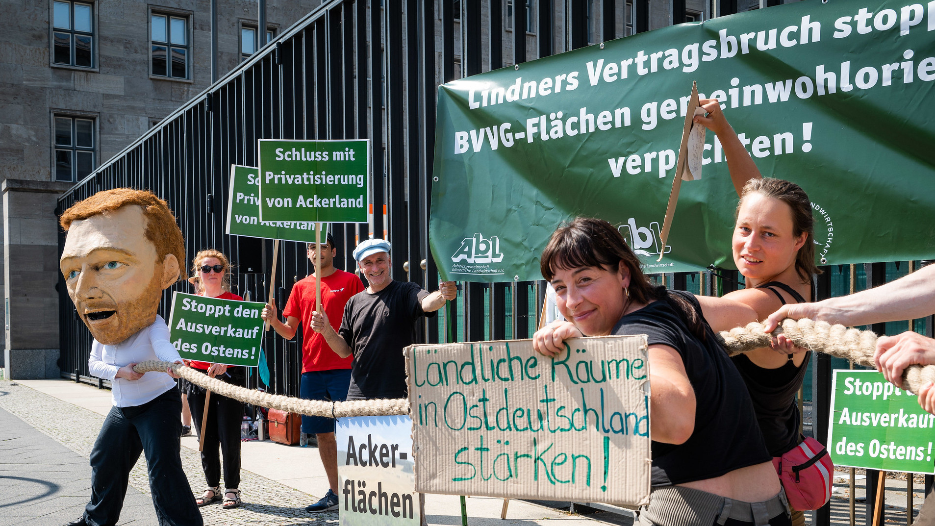 Schluss mit der Privatisierung von Ackerland! Die beiden Bäuerinnen Dorothee Sterz und Gesine Langlotz kämpfen auf WeAct für den Erhalt öffentlicher Flächen.