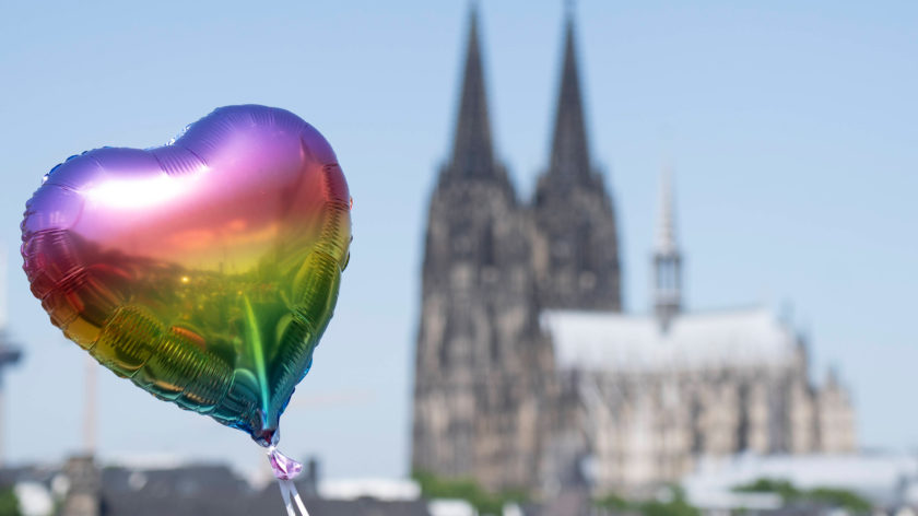 Kreuz und queer: Kein Sonderarbeitsrecht für Kirchen