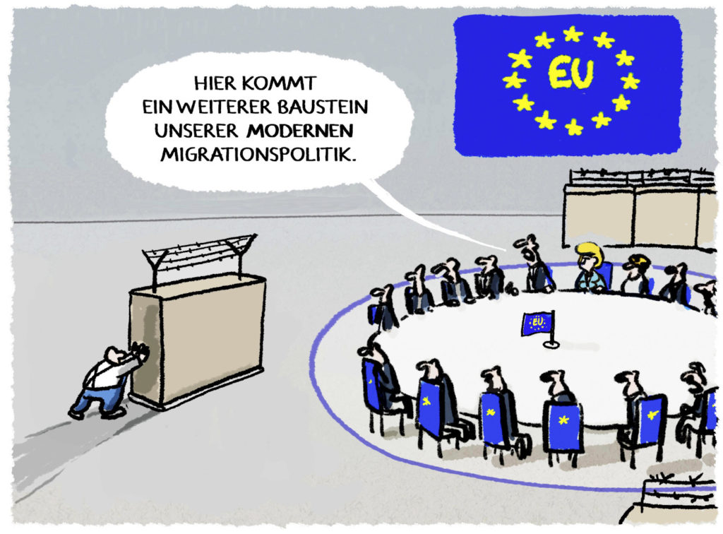 Das Bild zeigt die Karikatur "Brüssler Migrationspolitik" von Karikaturist Markus Grolik. Zu sehen ist auf der rechten Seite eine Gruppe aus Menschen, die um einen runden Tisch sitzt. Auf dem Tisch steht eine kleine EU-Flagge. Von links kommt eine Person, die ein Stück Betonmauer vor sich her schiebt, auf der oben drauf Stacheldrahtzaun ist. Eine Person aus dem Kreis sagt dazu: "Hier kommt ein weiterer Baustein unserer modernen Migrationspolitik."