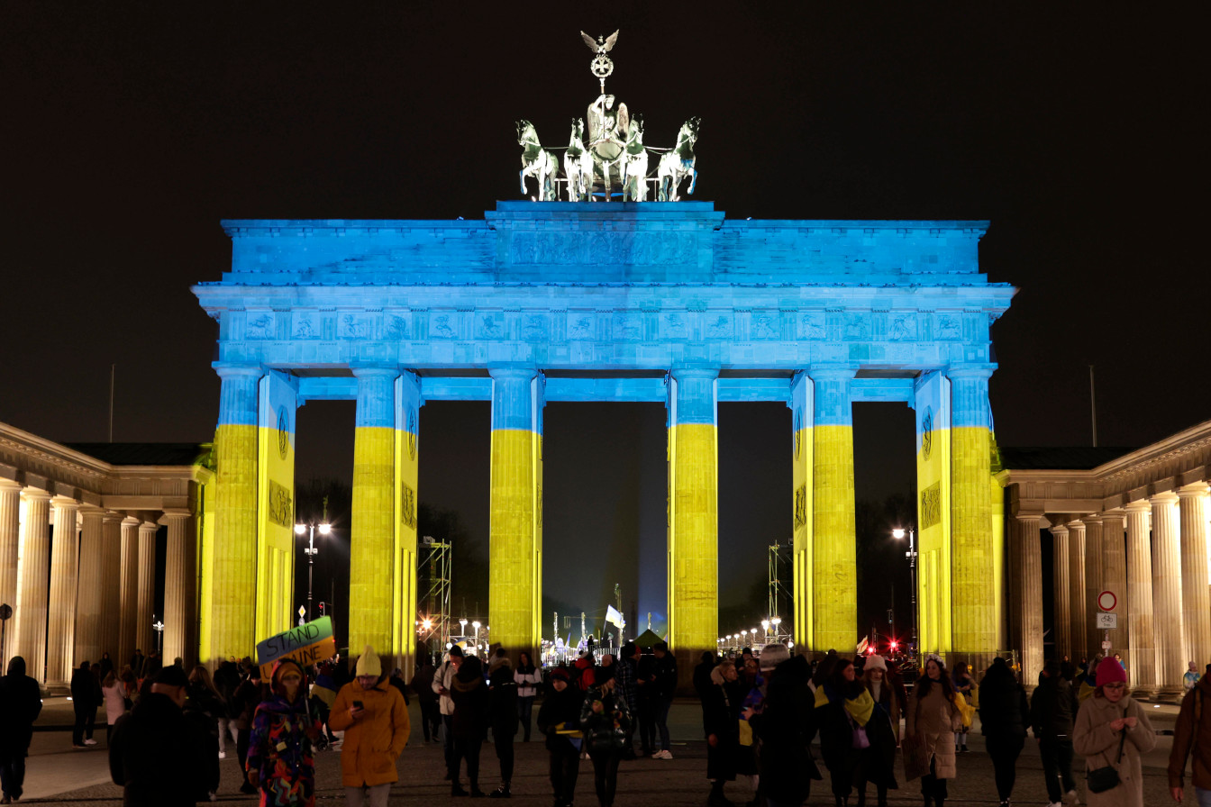 Das Brandenburger Tor wird am 24. Februar 2023 in den Farben der ukrainischen Flagge, Blau und Gelb, angestrahlt.