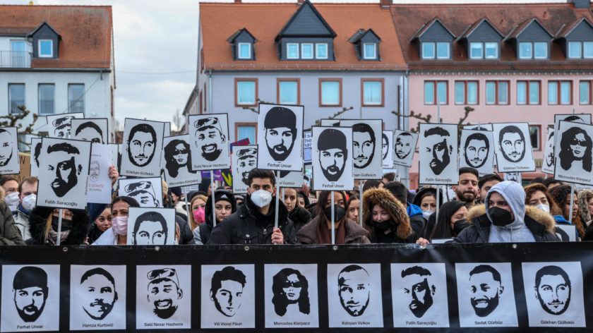 Gedenktag und Demonstration zwei Jahre nach dem rassistischen Anschlag von Hanau. Demonstrierende halten Schilder und Plakate mit Fotos der Getöteten hoch.