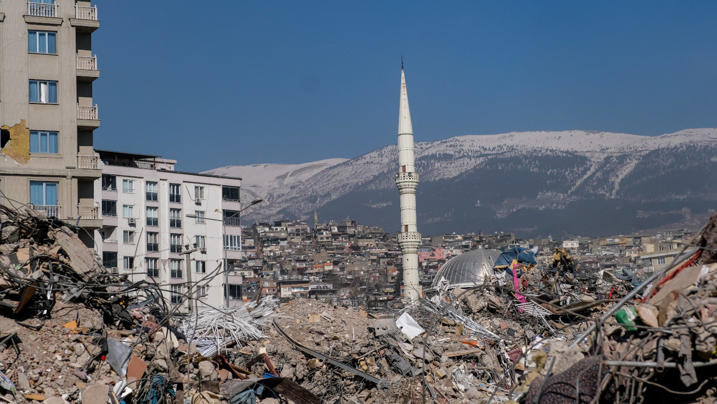 Kahramanmaraş in der Türkei liegt mitten im Katastrophengebiet. Inmitten der Trümmer steht eine Moschee, augenscheinlich unbeschadet. Erfahre hier, wie Du den Menschen vor Ort helfen kannst.