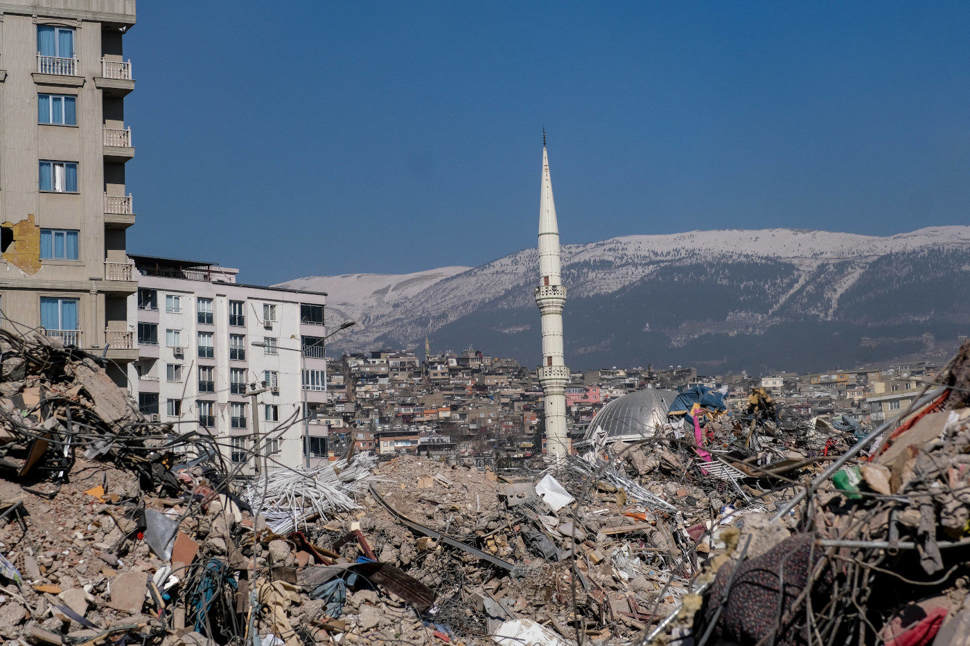 Kahramanmaras in der Türkei liegt mitten im Katastrophengebiet. Inmitten der Trümmer steht eine Moschee, augenscheinlich unbeschadet. Erfahre hier, wie Du den Menschen vor Ort helfen kannst.