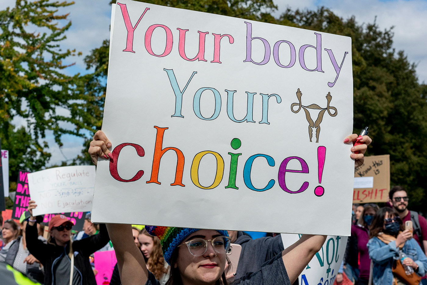 Auf dem Women's March in Washington hält eine Demonstrantin ein Schild in die Luft – "Your body your choice" spielt auf den feministischen Slogan "My body, my choice"