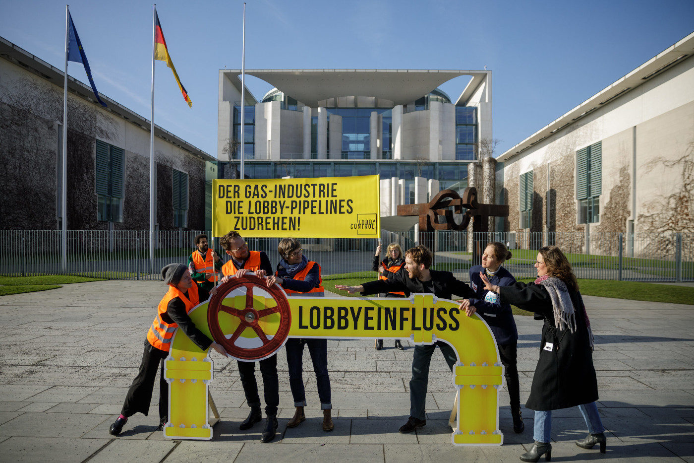 Eine Gruppe Aktivisten von LobbyControl bei einer Aktion vor dem Bundeskanzleramt in Berlin. Sie protestieren dagegen, dass die Gas-Lobby viel Einfluss in die Klimapolitik nimmt.