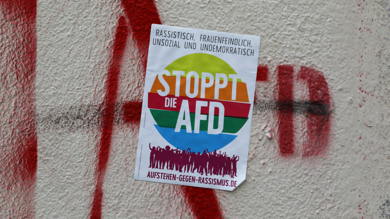 Ein Aufkleber auf einer Hauswand in Berlin mit der Aufschrift: "Stoppt die AfD"