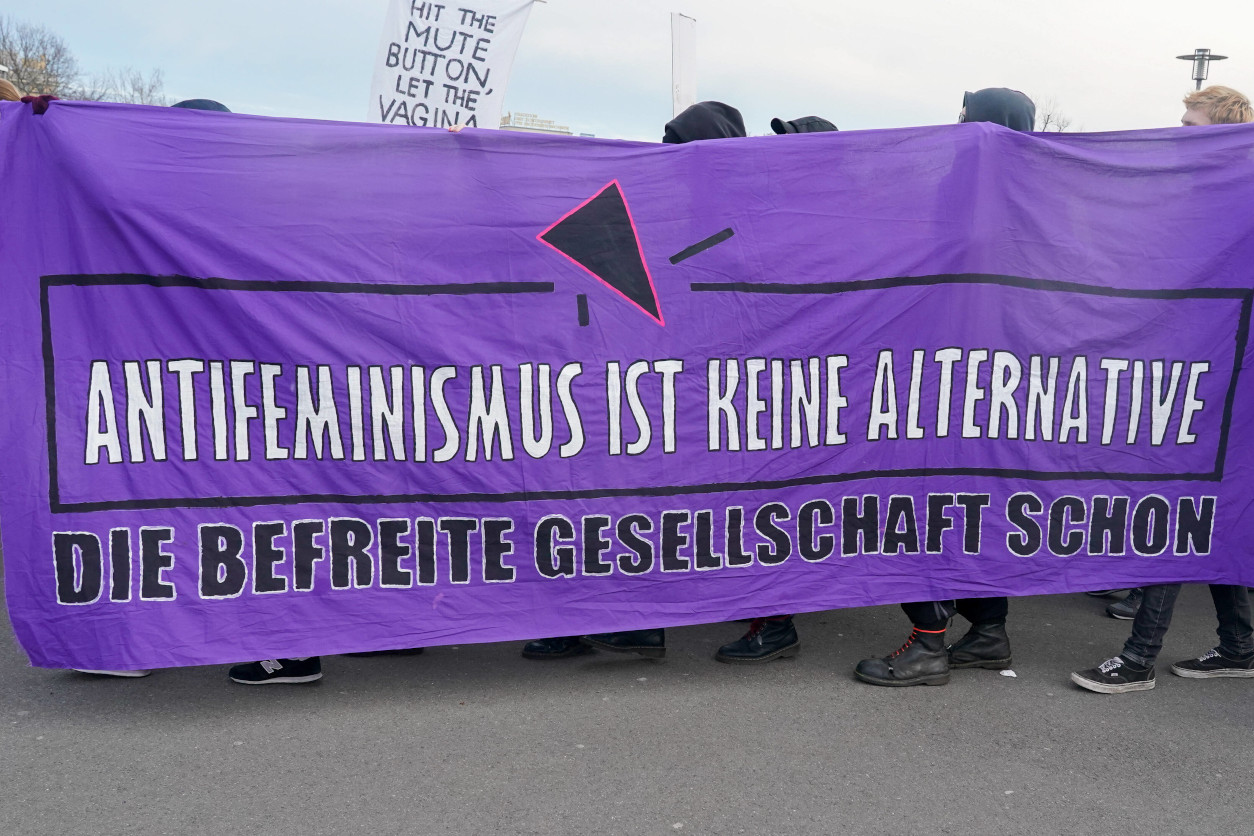 Demonstrierende tragen ein Transparent mit der Aufschrift "Antifeminismus ist keine Alternative. Die befreite Gesellschaft schon." auf einer Demonstration zum Weltfrauentag in Leipzig.