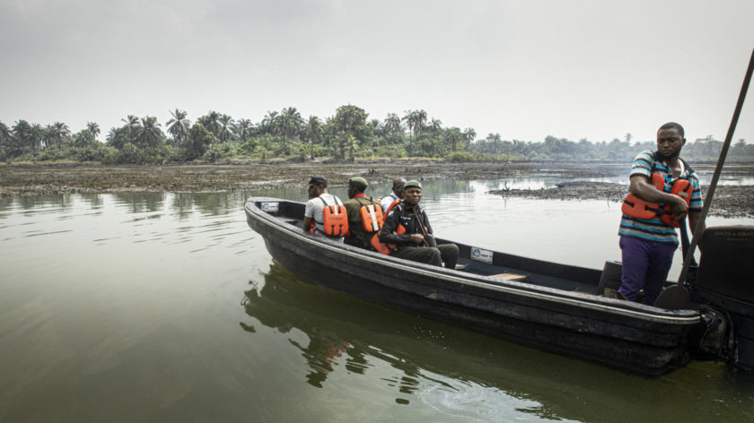 Polizei patrouilliert im Niger-Delta in Nigeria in Port Harcourt, in einem Bereich, in dem die Ölverschmutzung besonders groß ist. Riesige Landflächen mit Mangroven sind durch Öl verseucht. Shell, Chevron, ExxonMobil und Total fördern hier Öl.