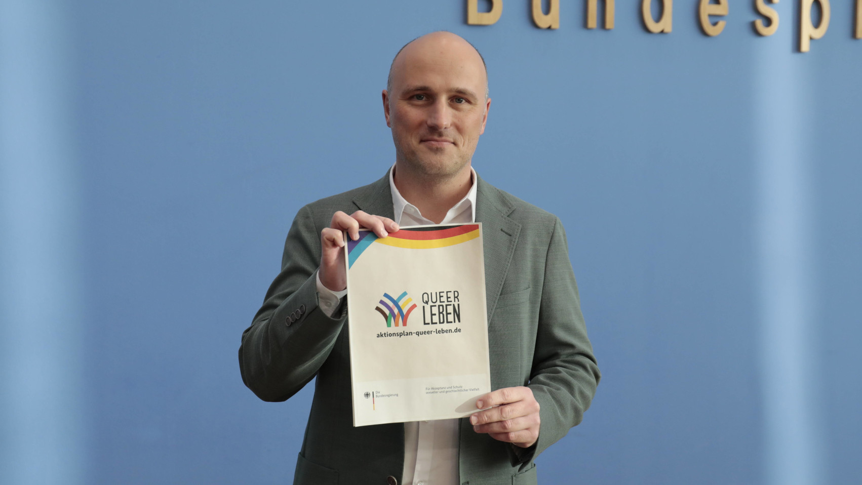 Sven Lehmann, Queer-Beauftragter der Bundesregierung, stellt in Berlin den Aktionsplans der Bundesregierung mit dem Titel "Queer leben. Für Akzeptanz und Schutz sexueller und geschlechtlicher Vielfalt" vor.