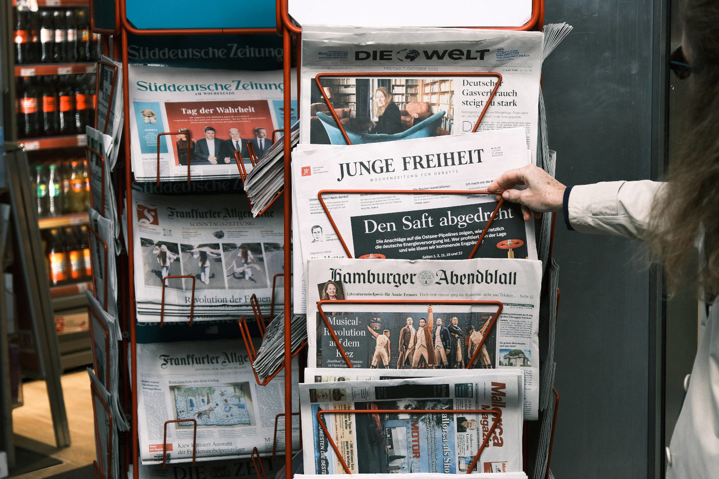 Die rechtsextreme Zeitung "Junge Freiheit" zwischen anderen Zeitungen in einem Zeitungsaufsteller.