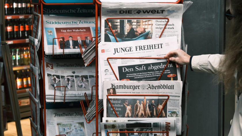 Die rechtsextreme Zeitung "Junge Freiheit" zwischen anderen Zeitungen in einem Zeitungsaufsteller.