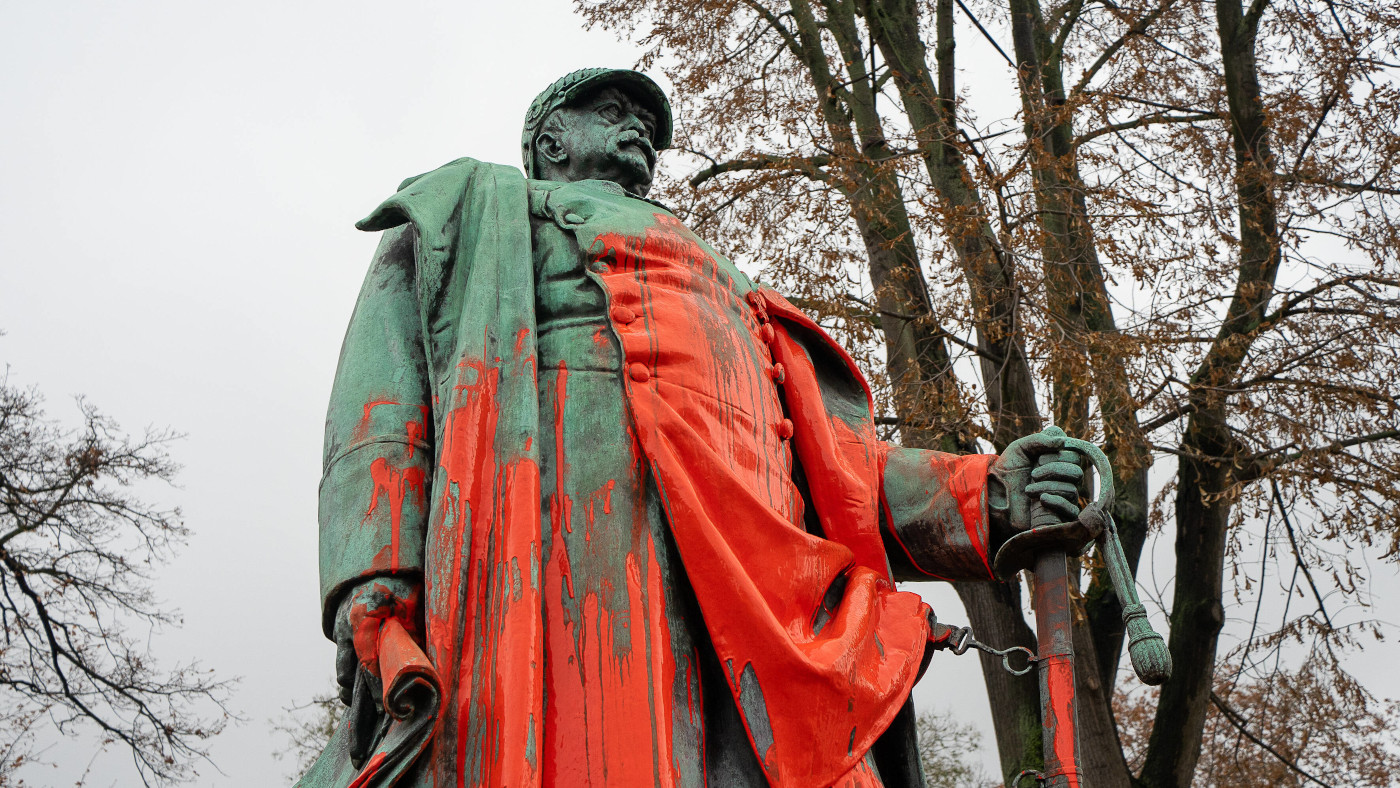 Einer Denkmal für Otto von Bismarck in Frankfurt wurde im Dezember 2020 mit roter Farbe beschmiert.
