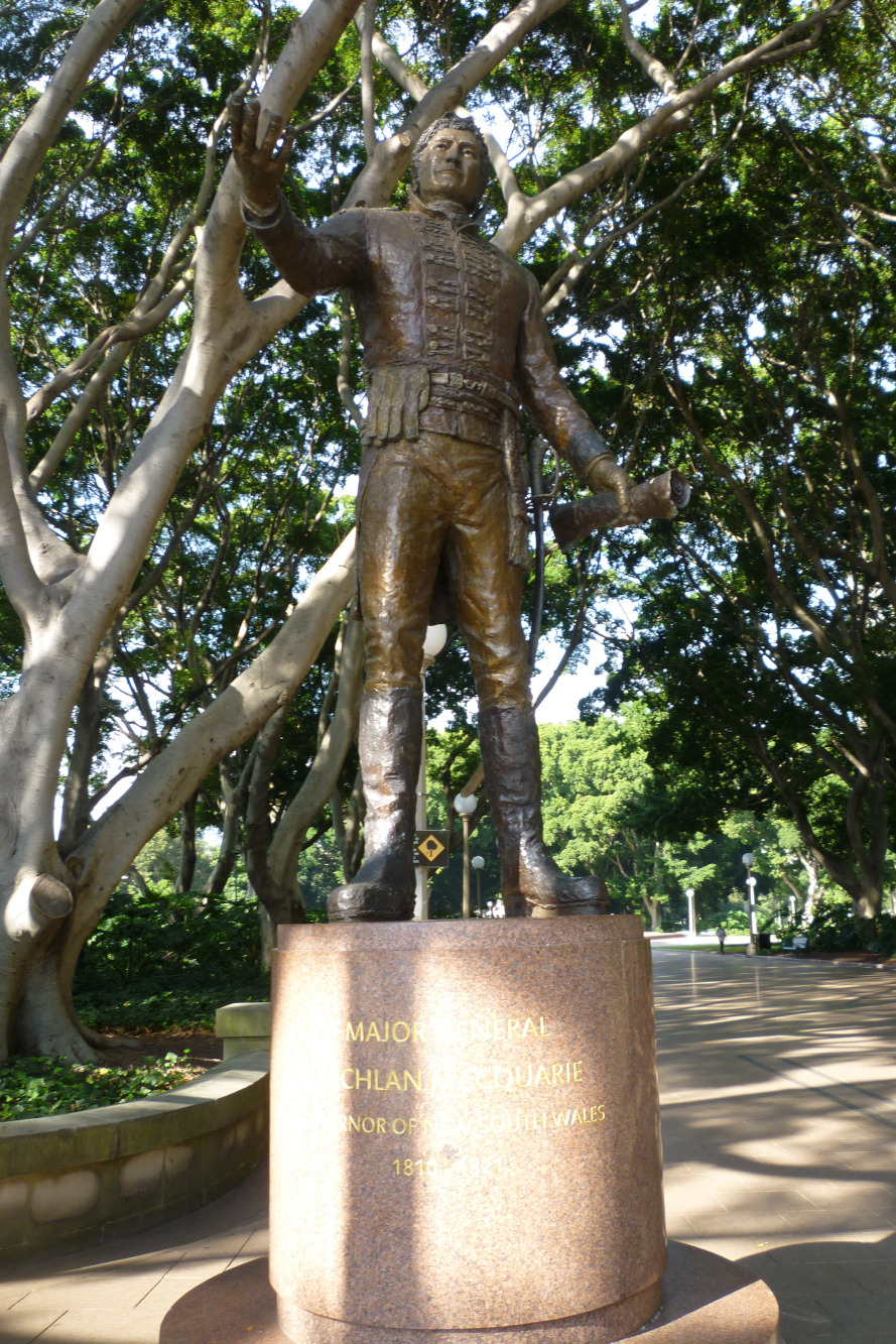 Die Bronze-Statue im Hyde Park in Sydney, die Major General Lachlan Macquarie darstellt. 