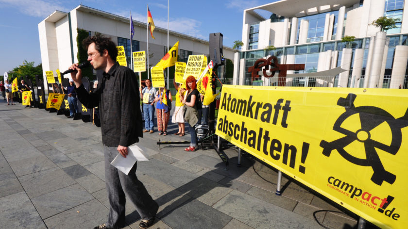 Christoph Bautz bei einer Anti-Atomkraft-Demo im Juni 2011 vor dem Kanzleramt in Berlin.
